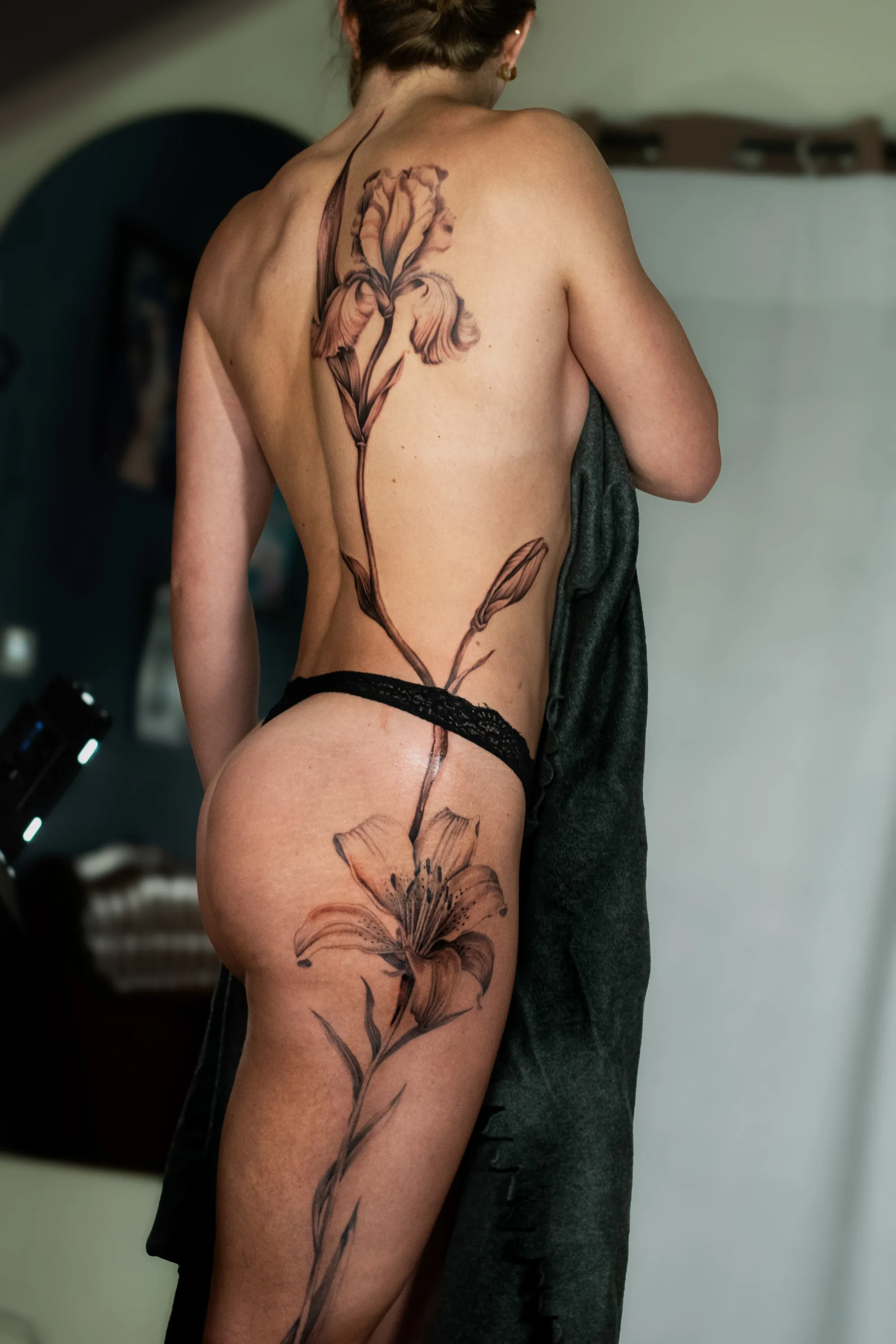Farbrealistisches Blumen-Tattoo am Rücken