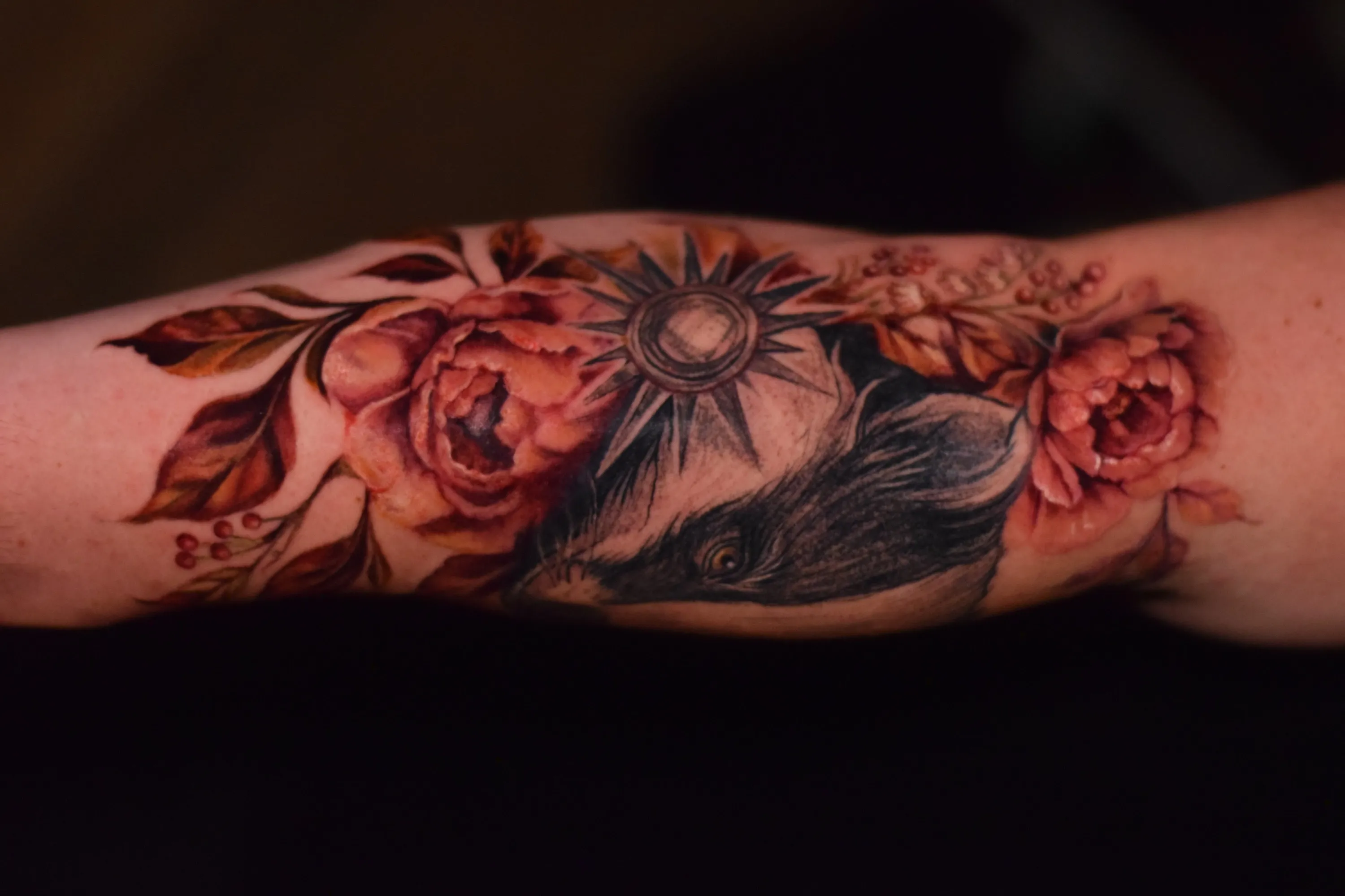 Farbrealistisches Tier-Tattoo mit Blüten und Sonnenmotiv